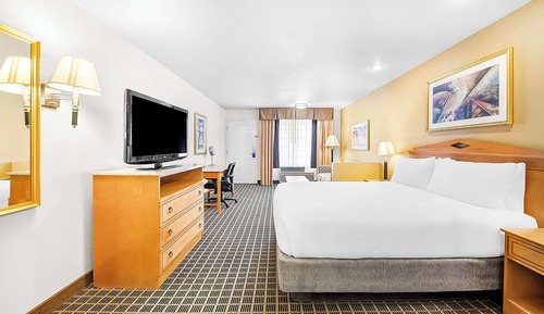 Standard Room, 1 Queen Bed, Non Smoking, Refrigerator & Microwave (with Sofabed)