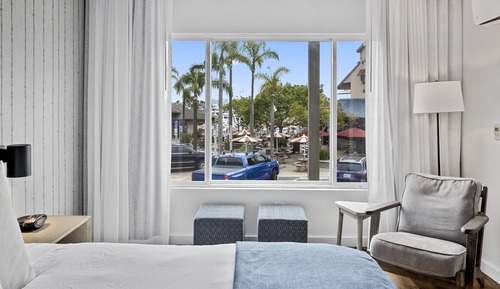 Deluxe Room, 1 King Bed, Harbor View, Poolside