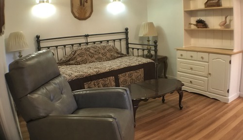 Room (Suite/condo)