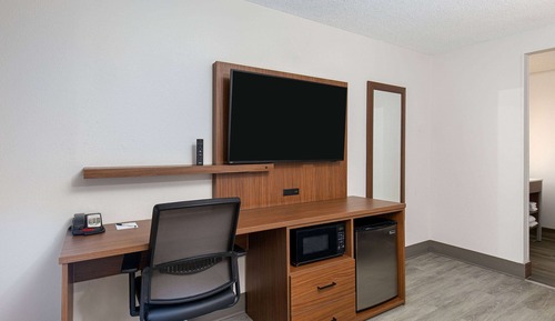 Room, 1 King Bed, Mobility Accessible, Non Smoking (Bathtub w/ Grab Bars)