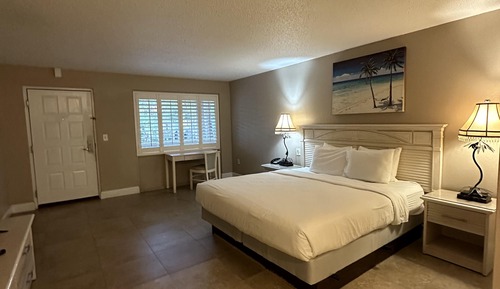 Room, 1 King Bed, Refrigerator & Microwave