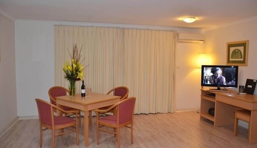 Deluxe One Bedroom Apartment