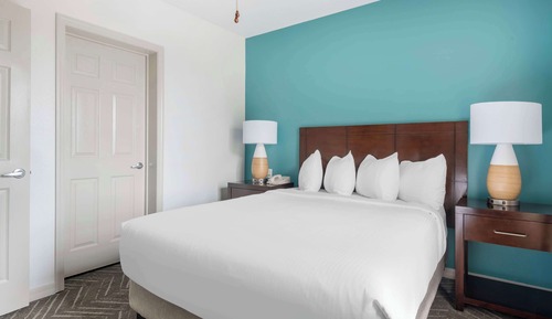 1 Bedroom Queen Suite Plus with Kitchen