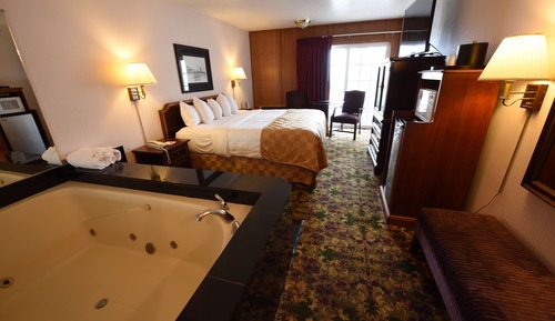Deluxe Room, 1 King Bed, Hot Tub, Balcony, Lake Front