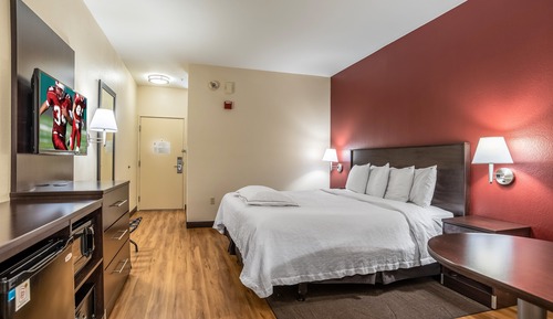 Premium Room, 1 King Bed, Accessible (Upgraded Bedding & Snack, Smoke Free)