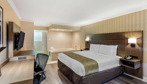 Deluxe Room, 1 King Bed, In-Room Hot Tub, Non Smoking