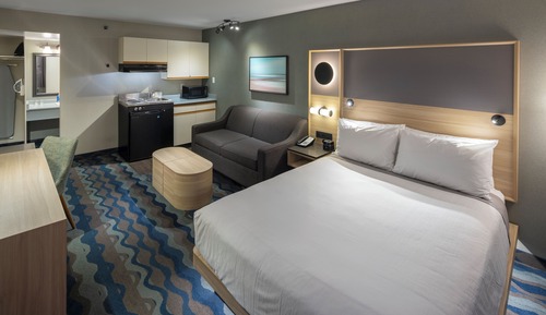 Queen Bed Kitchenette
