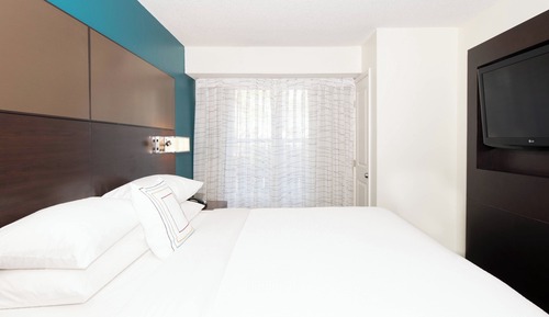 Suite, 2 Bedrooms, Fireplace (Hearing Accessible)