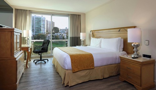 Deluxe Room, 1 King Bed, Non Smoking, Golf View (Balcony)