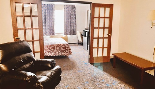 1 King Suite With Living Room Non-Smoking