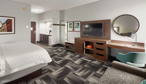 Studio, 1 King Bed, Refrigerator & Microwave (Wet Bar)