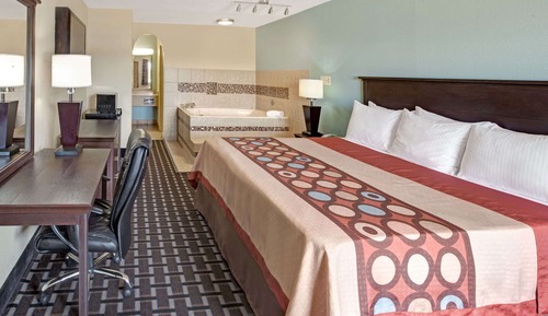 Deluxe Suite, 1 King Bed, Smoking