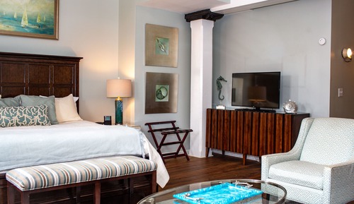 Suite, 1 King Bed (Street View) - Stair Access Only