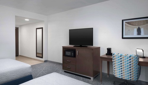 Room, 2 Queen Beds, Accessible, Bathtub