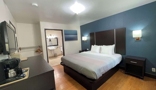 Standard Room, 1 King Bed, Accessible, Non Smoking (Accessible Tub)