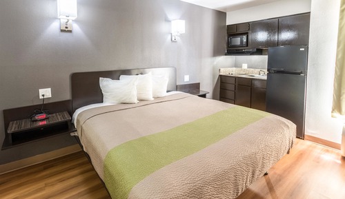 Deluxe Suite, 1 King Bed, Non Smoking, Kitchenette