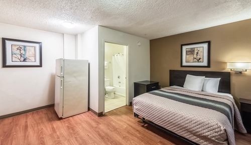 Studio, 1 Queen Bed, Accessible, Smoking
