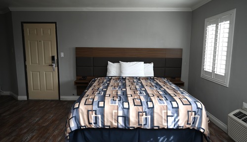 Standard Room, 1 King Bed
