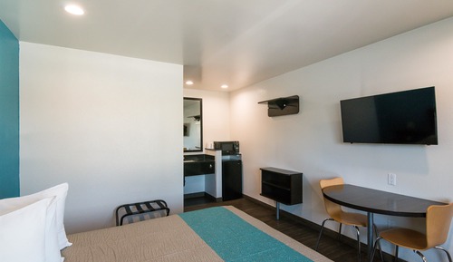 Deluxe Room, 1 King Bed, Non Smoking, Refrigerator & Microwave
