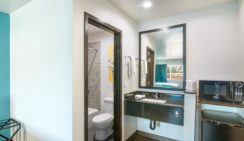Deluxe Suite, 1 King Bed, Non Smoking, Refrigerator & Microwave