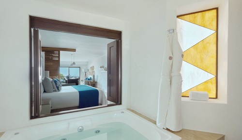 Premiere Oceanfront Suite with Jacuzzi