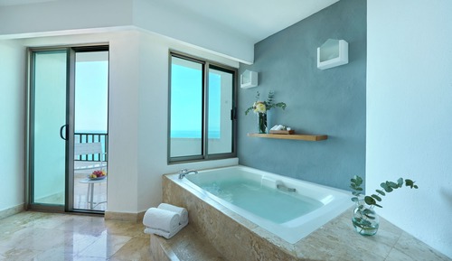 Spa Oceanfront Suite with Jacuzzi