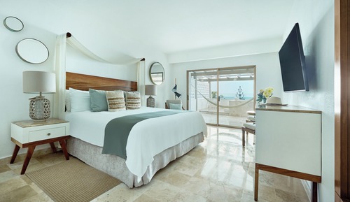 Honeymoon Oceanfront Suite with Jacuzzi