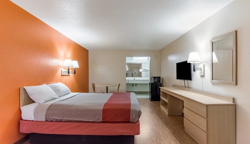 Standard Room, 1 Queen Bed, Accessible, Smoking