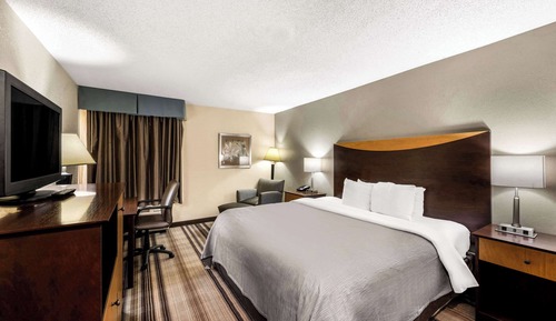 1 King Bed, Non-Smoking, Accessible
