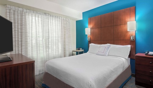 Suite, 2 Bedrooms (Mobility/Hearing Access, Roll-In Shwr)