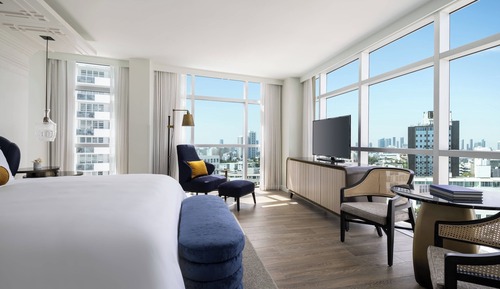 Club Room, 1 King Bed, City View