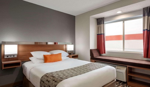 Suite, 1 Queen Bed, Accessible (Mobility, Bathtub w/ Grab Bars)