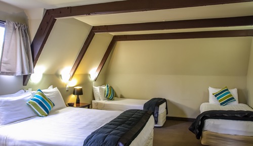 Lodge (4 Queen & 4 Single Beds)