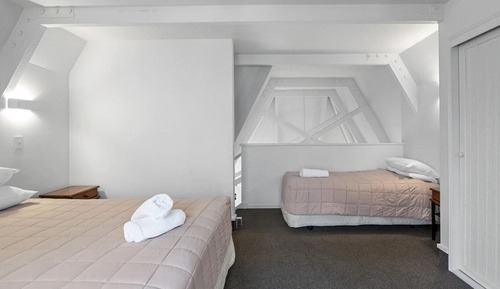Apartment, 2 Bedrooms, 1 bathroom (1 x Queen & 4 Single beds or 2 x Queen & 2 x Single beds) 