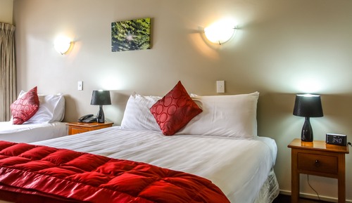 Classic Studio (1 Queen & 1 Single Bed)