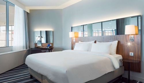 Junior Suite (Runway View)