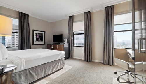 Standard Room, 1 King Bed, Bathtub Grab Bars, Corner