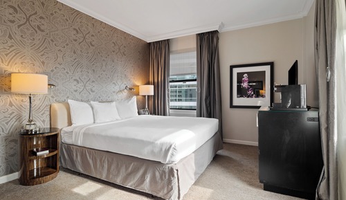 Standard Room, 1 King Bed, Roll-in Shower, Corner