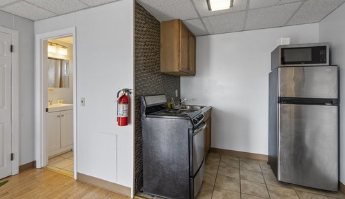 Deluxe King Room with Full Kitchen & Futon