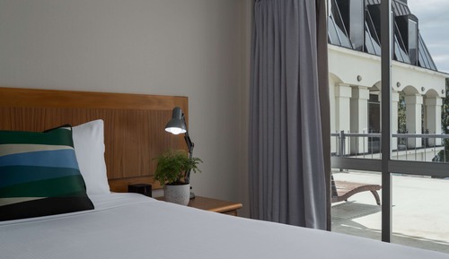 Lake View King Room 
