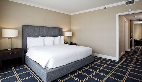 Suite, 1 King Bed, Accessible