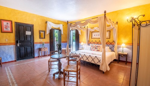 Junior Room, Poolside