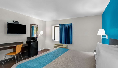 Standard Room, 1 King Bed, Accessible, Smoking