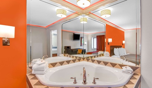 Deluxe Room, 1 King Bed, Non Smoking, Hot Tub