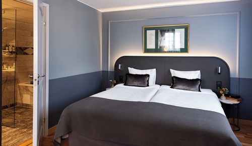 Superior Corner Room