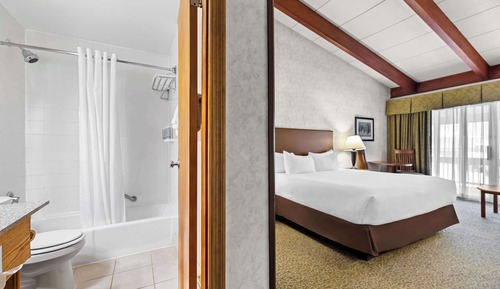 Standard Room, 1 King Bed, Non Smoking, Balcony (2nd Floor)