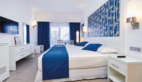 Double Room (U)