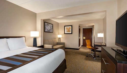 1 King Bed Deluxe Room