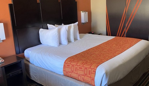 Standard Room, 1 King Bed