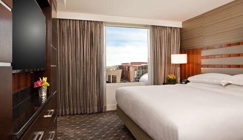 Executive Suite, 1 King Bed, Executive Lounge Access